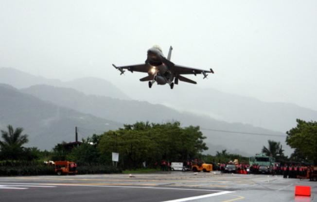 Máy bay chiến đấu F-16A Đài Loan tiến hành huấn luyện (ảnh tư liệu)