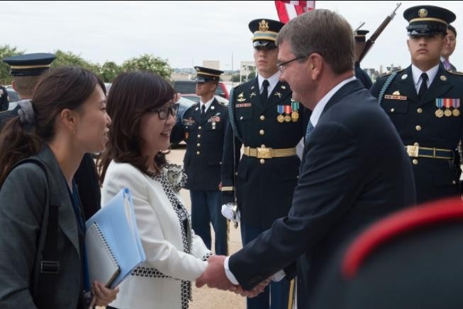 Hồi trung tuần tháng 9/2016, Bộ trưởng Quốc phòng Nhật Bản Tomomi Inada đến thăm Mỹ. Ngày 15/9/2016, bà Tomomi Inada tuyên bố Lực lượng Phòng vệ Nhật Bản sẽ tiến hành tuần tra chung với Mỹ ở Biển Đông. Ảnh: Stripes