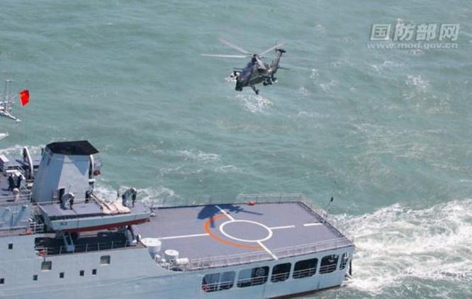 Máy bay trực thăng Z-10 cất hạ cánh trên sàn tàu đổ bộ Type 071A. Ảnh: mod.gov.cn