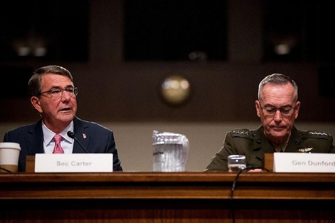 Bộ trưởng Quốc phòng Mỹ Ashton B. Carter và Chủ tịch Hội đồng Tham mưu trưởng Liên quân Mỹ Joseph Dunford tại phiên điều trần của Ủy ban Quân vụ Thượng viện Mỹ ngày 22/9/2016. Ảnh: arkansasonline