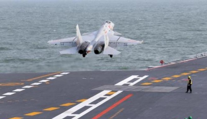 Máy bay chiến đấu J-15 Trung Quốc tập cất hạ cánh trên tàu sân bay Liêu Ninh. Ảnh: Cankao
