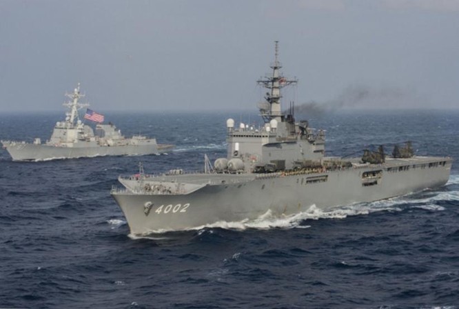 Biên đội tàu đổ bộ lớp Osumi Lực lượng Phòng vệ Biển Nhật Bản và tàu Aegis Mỹ hành tiến. Ảnh: Cankao