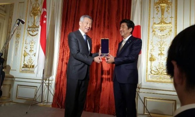 Thủ tướng Singapore Lý Hiển Long nhận huân chương Mặt trời mọc dành cho cố Thủ tướng Singapore Lý Quang Diệu, do Thủ tướng Nhật Bản trao tặng. Ảnh: Kopitiambot