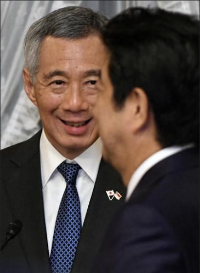 Ngày 28/9/2016, Thủ tướng Singapore Lý Hiển Long và Thủ tướng Nhật Bản Shinzo Abe tiến hành hội đàm. Ảnh: AP