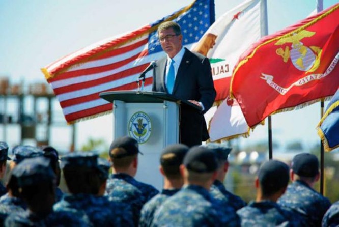Ngày 29/9/2016, Bộ trưởng Quốc phòng Mỹ Ashton B. Carter phát biểu trên tàu sân bay USS Carl Vinson. Ảnh: AP