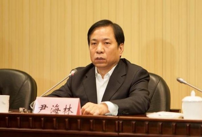 Ngày 22/8/2016, Doãn Hải Lâm, Phó chủ tịch thành phố Thiên Tân, Trung Quốc ngã ngựa. Ảnh: Sina
