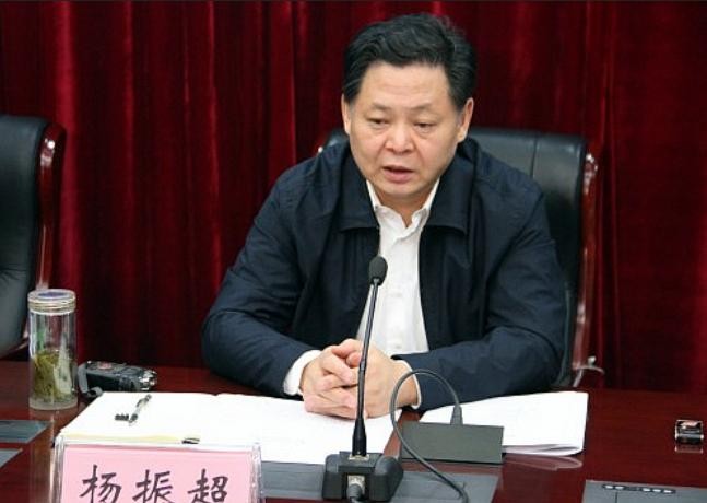 Ngày 24/5/2016, Dương Chấn Siêu, phó chủ tịch tỉnh An Huy, Trung Quốc ngã ngựa. Ảnh: báo Nhân Dân, Trung Quốc.