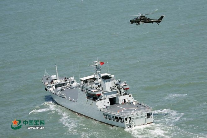 Máy bay trực thăng vũ trang Z-10 bay thử nghiệm trên tàu đổ bộ xe tăng Bát Tiên Sơn số hiệu 913 Type 072III của Hạm đội Đông Hải, Hải quân Trung Quốc. Ảnh: Sina