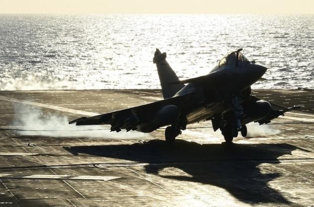 Máy bay chiến đấu Rafale cất cánh từ tàu sân bay động cơ hạt nhân Charles de Gaulle Hải quân Pháp. Ảnh: AFP