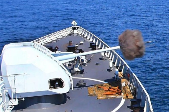 Ngày 18/9/2016, tàu khu trục Quảng Châu, Hạm đội Nam Hải, Hải quân Trung Quốc tham gia bắn đạt thật trong cuộc tập trận chung giữa Hải quân Trung Quốc và Nga ở Biển Đông. Ảnh: Đại Công báo.