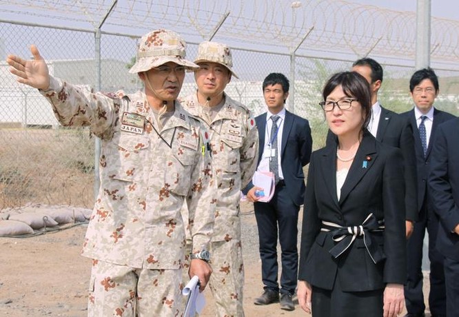 Ngày 15/8/2016, Bộ trưởng Quốc phòng Nhật Bản thị sát căn cứ của Lực lượng Phòng vệ Nhật Bản ở Djibouti. Ảnh: Japantimes.