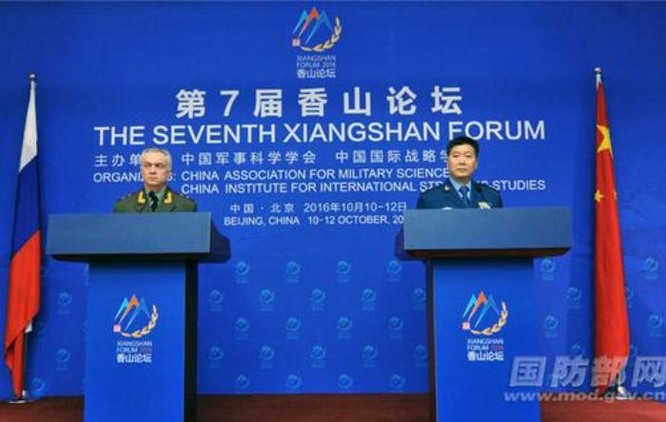 Trung tướng Viktor Poznikhir (bên trái), Phó Cục trưởng thứ nhất Tổng cục Tác chiến, Bộ Tổng tham mưu Các lực lượng vũ trang Nga tại cuộc họp báo về vấn đề phòng thủ tên lửa giữa Trung Quốc và Nga vào sáng ngày 11/10/2016. Ảnh: Thời báo Hoàn Cầu.