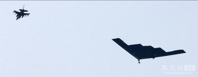 Máy bay ném bom chiến lược tàng hình B-2 trên bầu trời Hàn Quốc ngày 28/3/2013 (ảnh tư liệu)