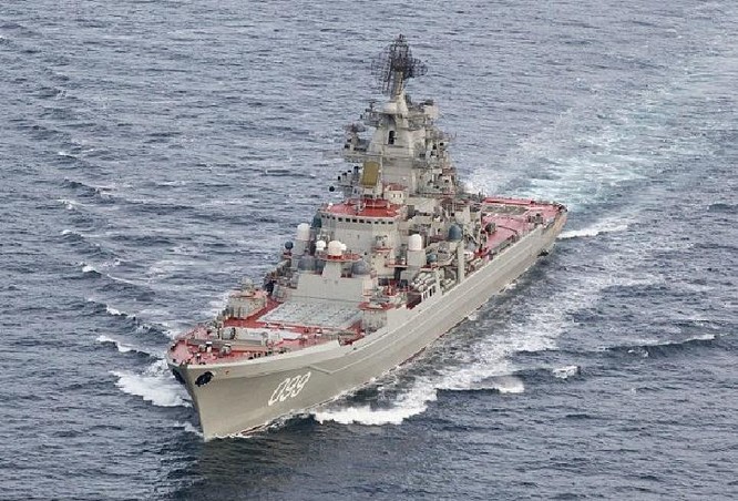 Tàu tuần dương Pyotr Velikiy cùng biên đội tàu sân bay Kuznetsov Nga đến Địa Trung Hải. Ảnh: Daily Mail
