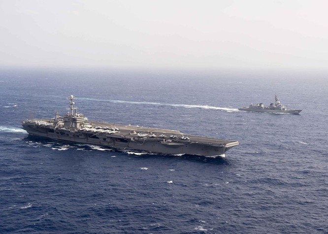 Cụm tấn công tàu sân bay USS John C. Stennis Hải quân Mỹ và tàu chiến Lực lượng Phòng vệ Nhật Bản tiến hành huấn luyện diễn tập ở vùng biển Philippines ngày 23/2/2016. Ảnh: Thời báo Hoàn Cầu.
