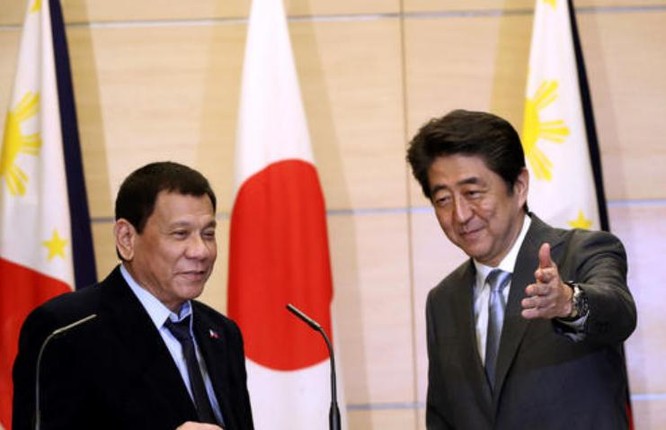Từ ngày 25 đến ngày 27/10/2016, Tổng thống Philippines Rodrigo Duterte thăm Nhật Bản, có cuộc hội đàm với Thủ tướng Nhật Bản Shinzo Abe vào ngày 26/10/2016. Ảnh: Inquirer Global Nation