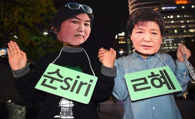 Người biểu tình Hàn Quốc đeo mặt nạ Tổng thống Hàn Quốc Park Geun-hye (phải) và người bạn thân Choi Soon-il trong cuộc biểu tình ngày 27/10/2016. Ảnh: Press TV