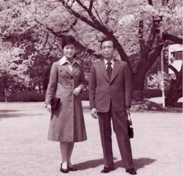 Bà Park Geun-hye và người cha Park Chung-hee. Ảnh: Người quan sát, Trung Quốc
