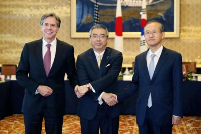 Ngày 27/10/2016, Thứ trưởng Ngoại giao Mỹ Tony Blinken, Thứ trưởng Ngoại giao Nhật Bản Shinsuke Sugiyama và Thứ trưởng Ngoại giao Hàn Quốc Lim Sung-nam đã tổ chức hội đàm tại Thủ đô Tokyo, Nhật Bản. Ảnh: AP.