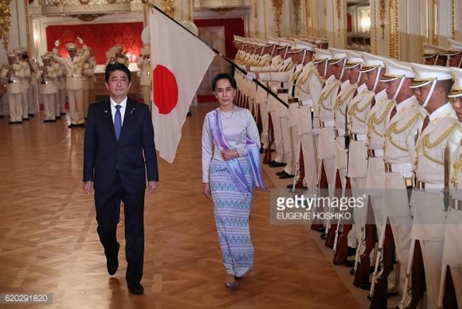 Ngày 2/11/2016, Thủ tướng Nhật Bản Shinzo Abe tổ chức lễ đón bà Aung San Suu Kyi, Cố vấn nhà nước kiêm Bộ trưởng Ngoại giao Myanmar. Ảnh: Gettyimages