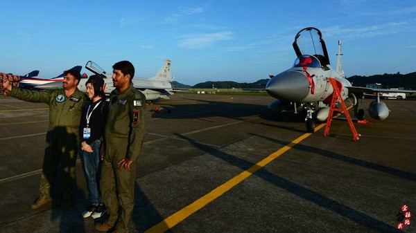 Máy bay chiến đấu hạng nhẹ JF-17 Thunder (Kiêu Long) Không quân Pakistan tham gia Triển lãm hàng không Chu Hải, Trung Quốc. Ảnh: Thời báo Hoàn Cầu.