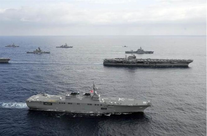 Hạm đội Lực lượng Phòng vệ Biển Nhật Bản và cụm chiến đấu tàu sân bay USS George Washington Mỹ trong cuộc tập trận Keen Sword diễn ra ngày 16/11/2012. Ảnh: Chinatimes/AP.