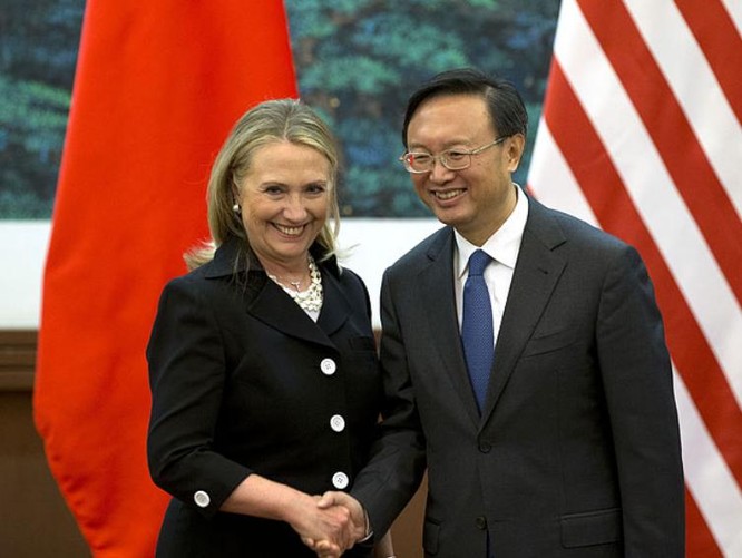 Ngoại trưởng Mỹ Hillary Clinton và người đồng cấp Trung Quốc Dương Khiết Trì tại Bắc Kinh ngày 5/9/2012. Ảnh: Chinanews