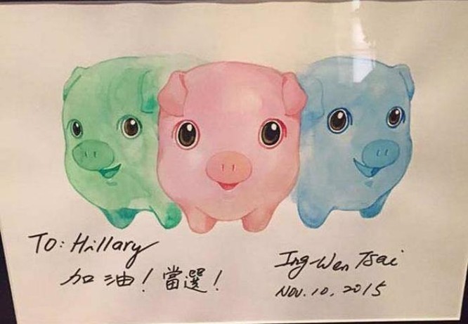 Bức tranh 3 con lợn con này được cho là của bà Thái Anh Văn gửi cho bà Hillary Clinton. Ảnh: Ifeng