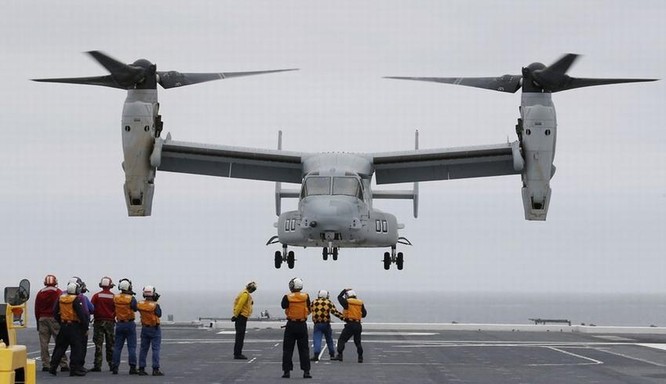 Máy bay vận tải cánh xoay nghiêng MV-22 Osprey Mỹ hạ cánh xuống tàu sân bay trực thăng Hyuga Nhật Bản trong cuộc diễn tập liên hợp ngày 14/6/2013 (ảnh tư liệu)