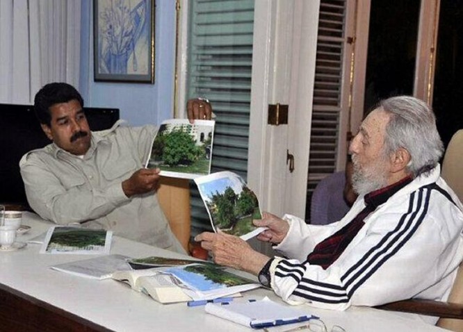 Tổng thống Venezuela Nicolas Maduro và lãnh tụ cách mạng Cuba Fidel Castro. Ảnh: Daily Mail