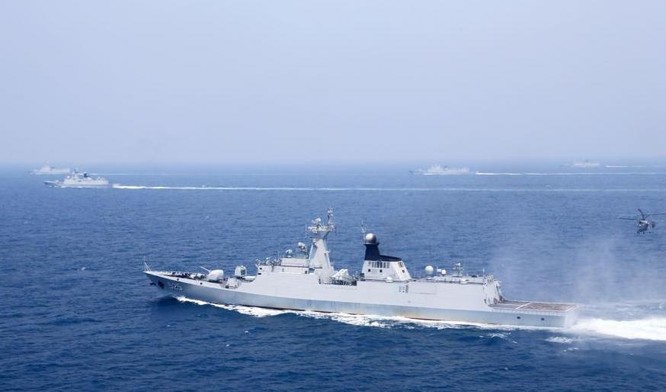 Ngày 1/8/2016, ba hạm đội lớn của Hải quân Trung Quốc tiến hành tập trận bắn đạn thật ở biển Hoa Đông. Trong hình là tàu Trịnh Châu bắn tên lửa đối hải. Ảnh: Chinanews