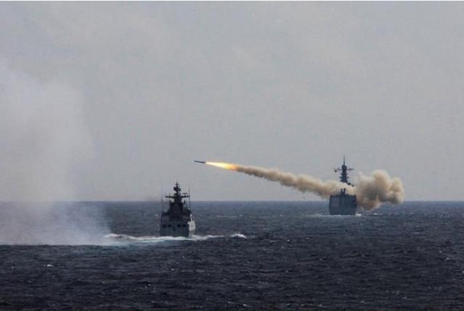Ngày 1/8/2016, ba hạm đội lớn của Hải quân Trung Quốc tiến hành tập trận bắn đạn thật ở biển Hoa Đông. Trong hình là tàu Trịnh Châu bắn tên lửa đối hải. Ảnh: QQ