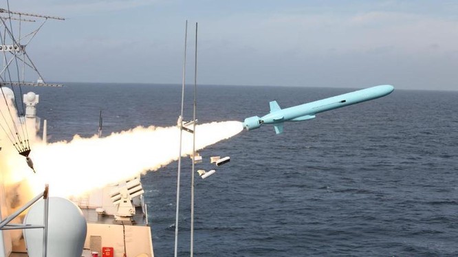 Ngày 1/8/2016, ba hạm đội lớn của Hải quân Trung Quốc tiến hành tập trận bắn đạn thật ở biển Hoa Đông. Trong hình là tàu Trịnh Châu bắn tên lửa đối hải. Ảnh: Chinanews