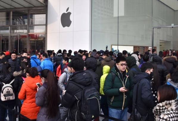 Người Trung Quốc xếp hàng mua điện thoại thông minh iPhone. Ảnh: Cankao