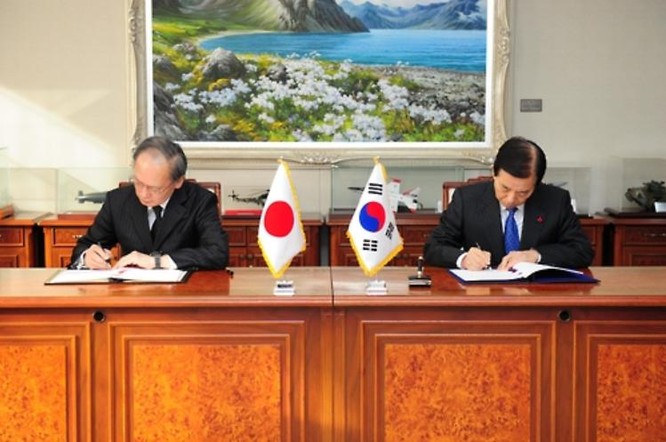 Ngày 23/11/2016, Đại sứ Nhật Bản tại Hàn Quốc Yasumasa Nagamine và Bộ trưởng Quốc phòng Hàn Quốc Han Min-koo ký kết Hiệp định chia sẻ tin tức tình báo quân sự. Ảnh: Yonhap News Agency