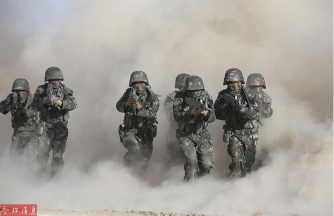 Quân đội Trung Quốc tiến hành tập trận chống khủng bố ở Tân Cương. Ảnh: Cankao
