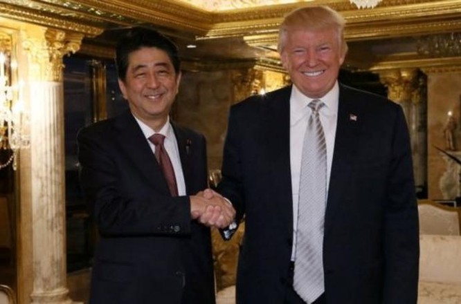 Ngày 17/11/2016, Thủ tướng Shinzo Abe đến New York Mỹ tiến hành hội đàm với Tổng thống đắc cử Mỹ Donald Trump, thuyết phục Mỹ không rút khỏi TPP (ảnh tư liệu)