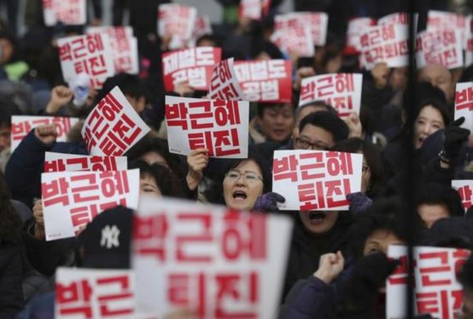 Ngày 7/12/2016, người dân Hàn Quốc biểu tình yêu cầu bà Park Geun-hye rời khỏi chức vụ Tổng thống Hàn Quốc. Ảnh: china.com.cn