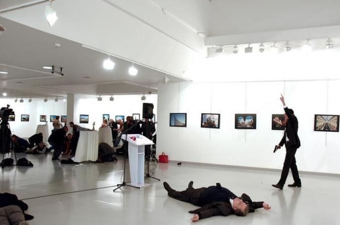 Hiện trường Đại sứ Nga bị ám sát ở Thổ Nhĩ Kỳ. Ảnh: Reuters
