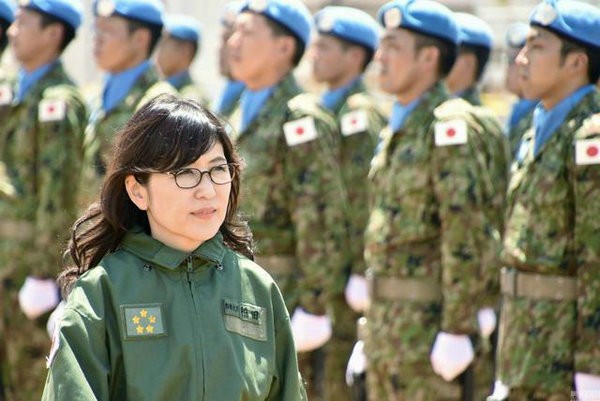 Bộ trưởng Quốc phòng Nhật Bản Tomomi Inada thị sát lực lượng gìn giữ hòa bình Nhật Bản ở Nam Xu-đăng. Ảnh: Sohu