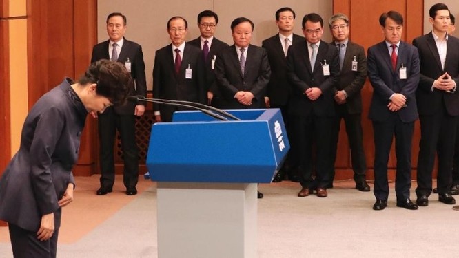 Tổng thống Hàn Quốc Park Geun-hye cúi đầu xin lỗi người dân.
