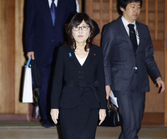 Bà Tomomi Inada, Bộ trưởng Quốc phòng Nhật Bản viếng đền Yasukuni. Ảnh: Thời báo Hoàn Cầu
