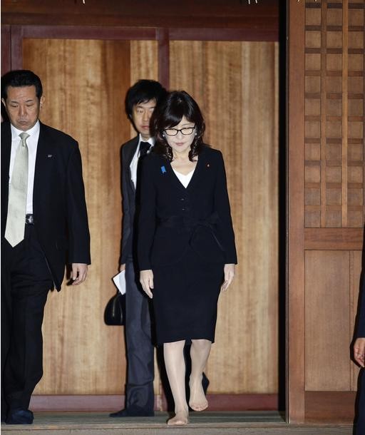 Bà Tomomi Inada, Bộ trưởng Quốc phòng Nhật Bản viếng đền Yasukuni. Ảnh: Thời báo Hoàn Cầu