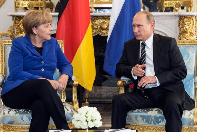 Thủ tướng Đức Angela Merkel và Tổng thống Nga Vladimir Putin. Ảnh: Newsweek