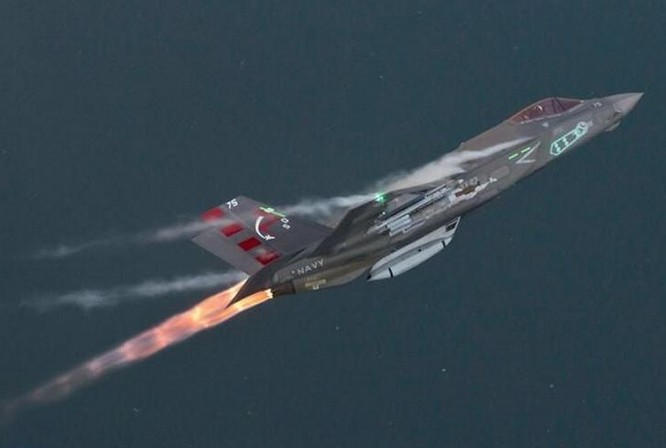Máy bay chiến đấu tấn công liên hợp F-35 thử nghiệm tính năng cơ động khi đốt nhiên liệu phụ trội. Ảnh: Cankao