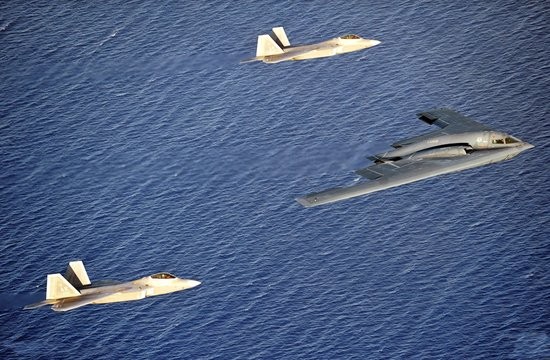 Lực lượng tấn công tàng hình Không quân Mỹ gồm máy bay chiến đầu F-22 Raptor và máy bay ném bom chiến lược B-2 (ảnh tư liệu)