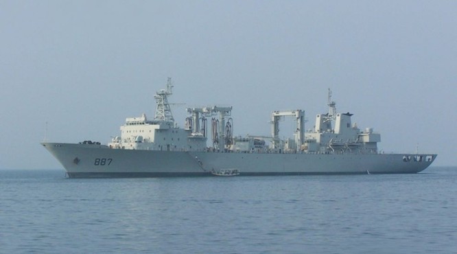 Tàu tiếp tế tổng hợp Vi Sơn Hồ Type 903. Hạm đội Nam Hải, Hải quân Trung Quốc (ảnh tư liệu)