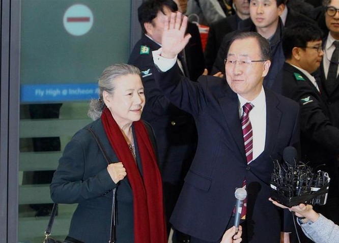 Ngày 12 tháng 1 năm 2017, cựu Tổng thư ký Liên hợp quốc Ban Ki-moon quay trở về Hàn Quốc, được người dân Hàn Quốc tiếp đón nồng nhiệt. Ảnh: Tân Hoa xã