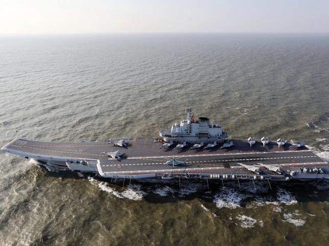Gần đây, Trung Quốc điều biên đội tàu sân bay Liêu Ninh tiến hành huấn luyện ở các vùng biển xung quanh, đi một vòng quanh Đài Loan. Ảnh: Dwnews