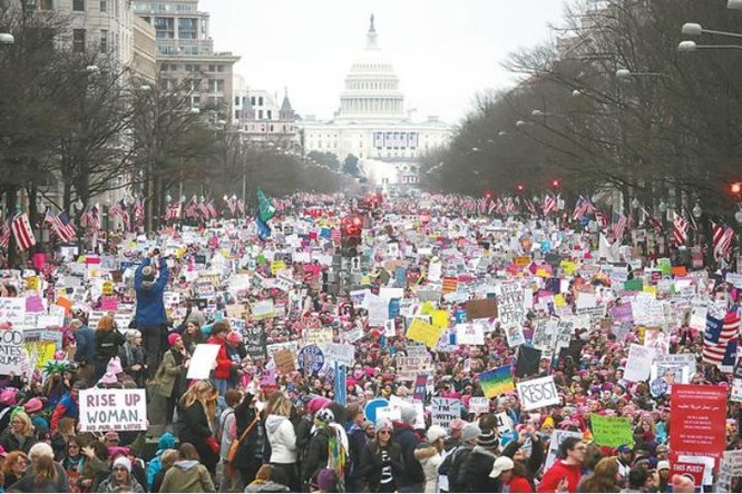 Ngày 21 tháng 1 năm 2017, ở nhiều nơi trên nước Mỹ nổ ra các cuộc tuần hành quy mô lớn của phụ nữ chống ông Donald Trump. Hình ảnh này là cuộc biểu tình trước Đồi Capitol. Ảnh: Thời báo Hoàn Cầu